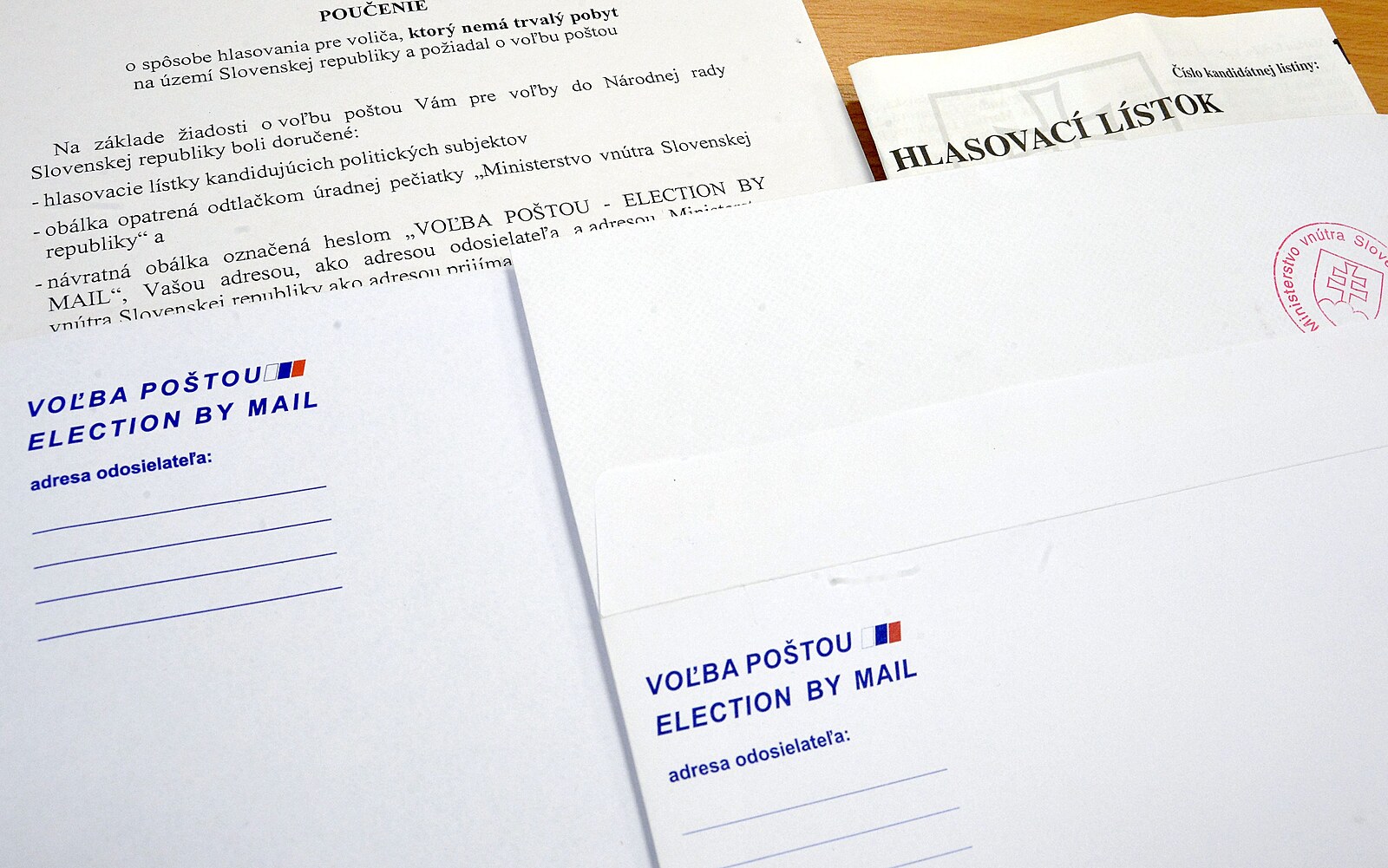 Ficova vláda chce zrušit volbu poštou. Ve světě totiž vítězí opozice, upozorňují kritici