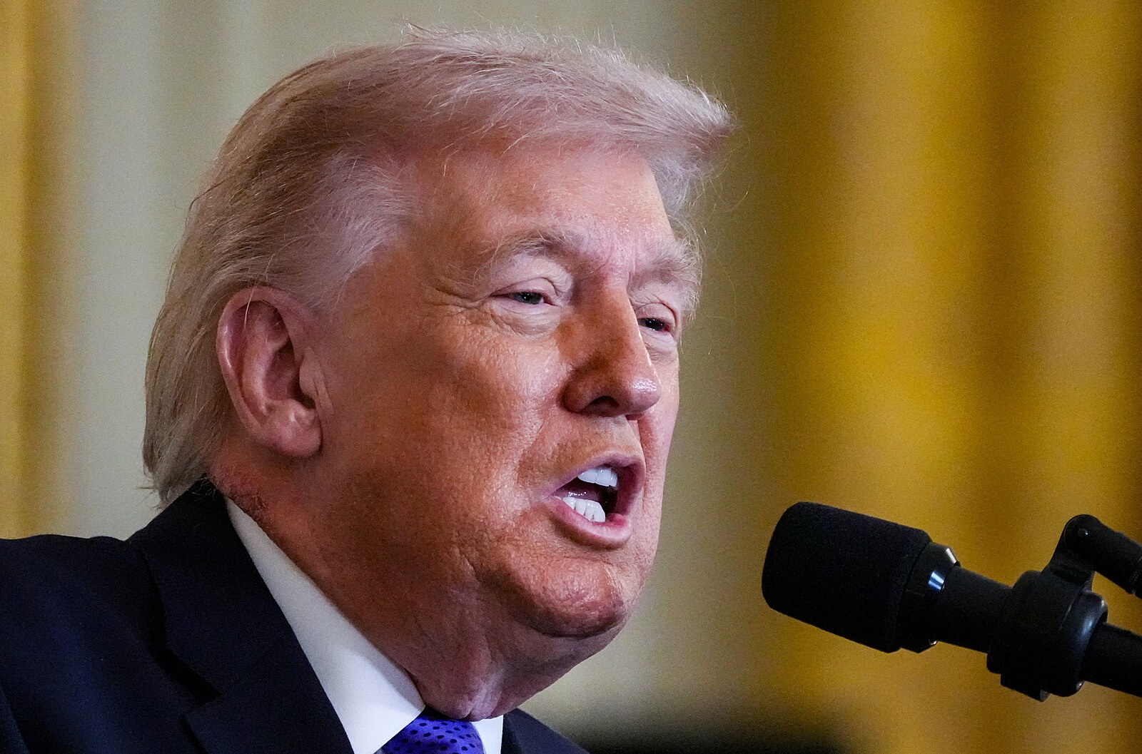 Írán chce jednat, ale už je pozdě, všechno jsme zničili, napsal Trump