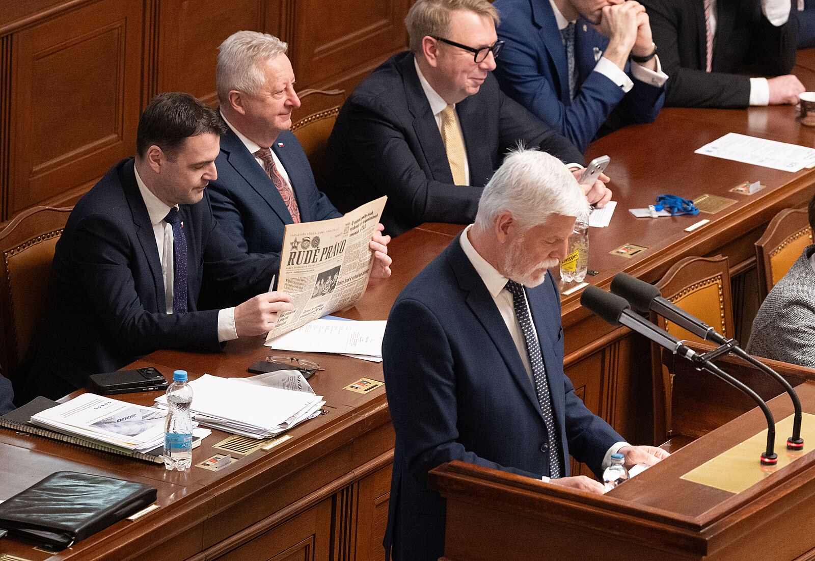 Opět Rudé právo. Macinka v Senátu dostal další výtisk, aby měl na Babiše a Klempíře