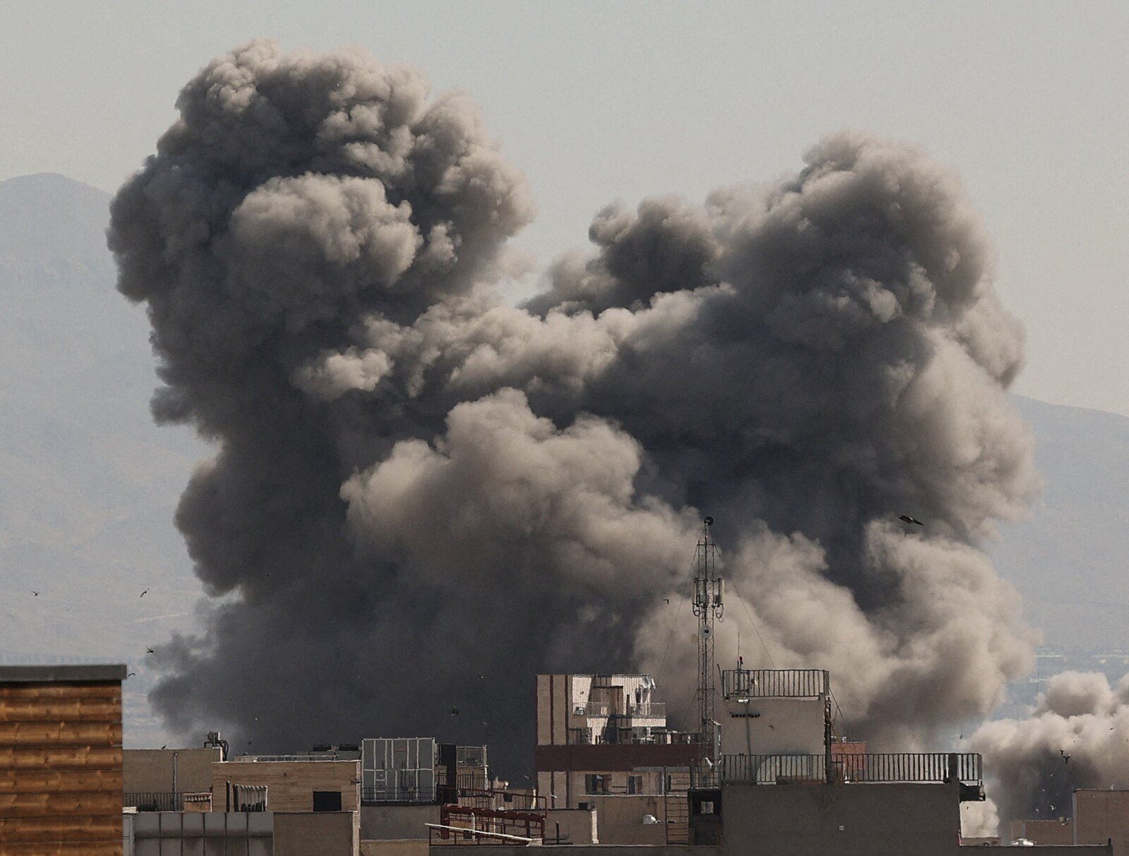 ONLINE: Stovky izraelských letadel udeřily v Libanonu a Íránu, ten útoky vrací