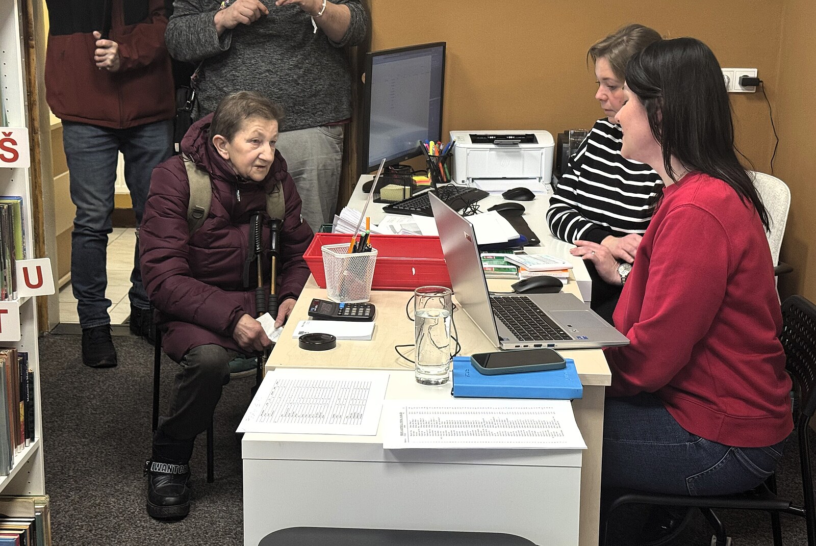 Zemřelého údržbáře v Chřibské nahradí jeho syn, jedna úřednice po střelbě skončila