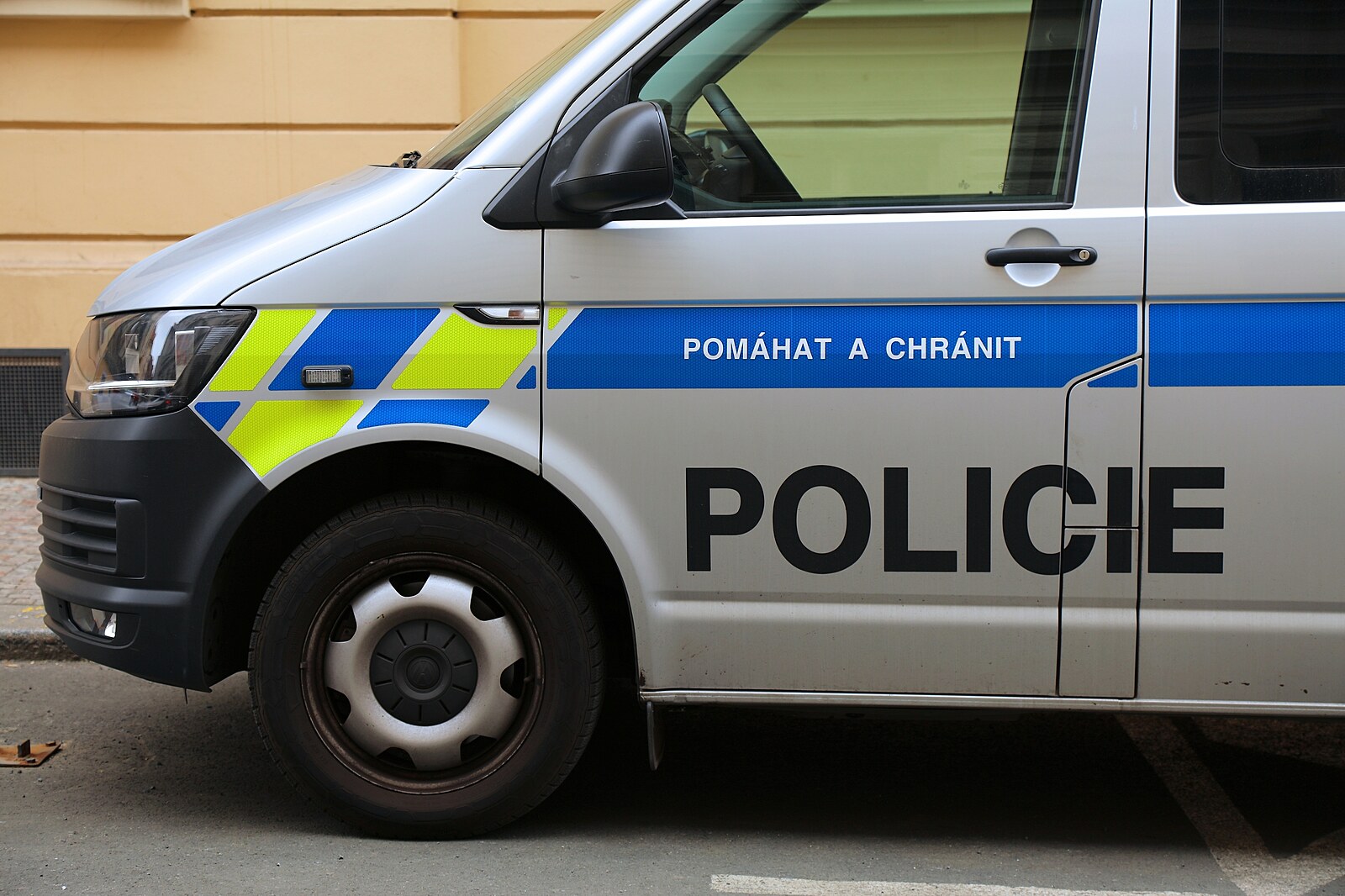 Při nehodě na Pražském okruhu zemřeli dva cizinci, další šest lidí se zranilo