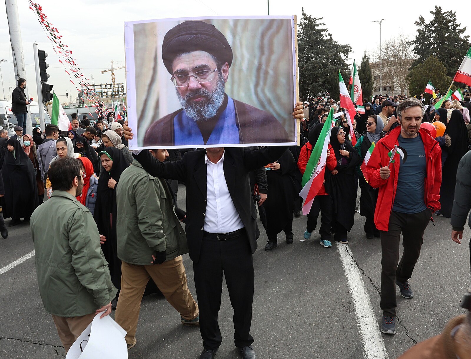 Chameneí je zraněný, ale v pořádku, zní z Íránu. Píše se o poranění nohou