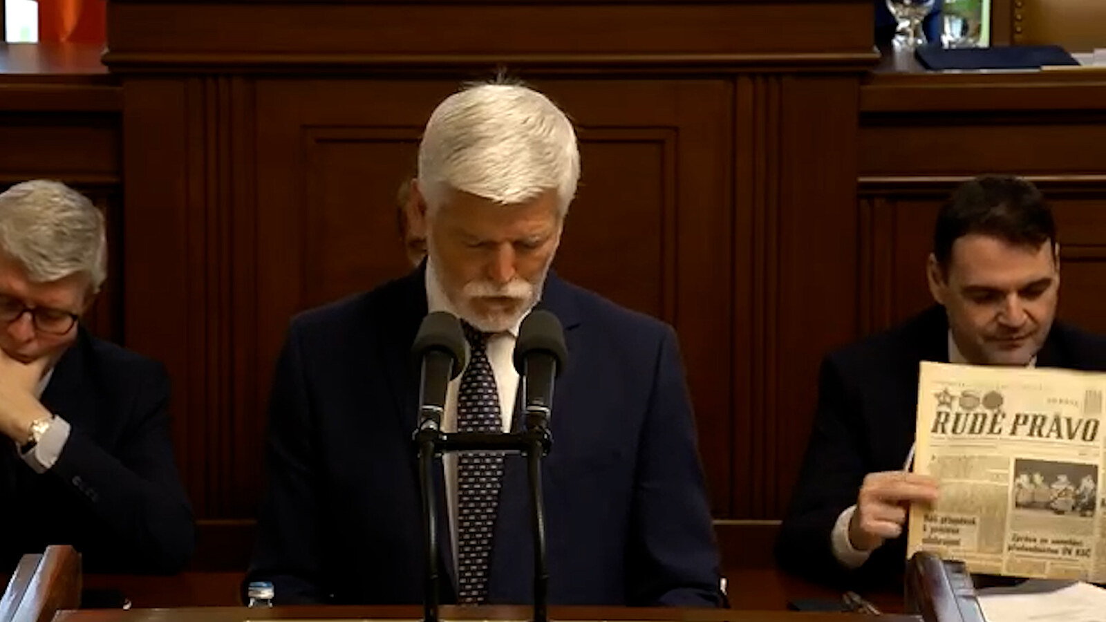 Macinka si při projevu prezidenta Pavla listoval v Rudém právu