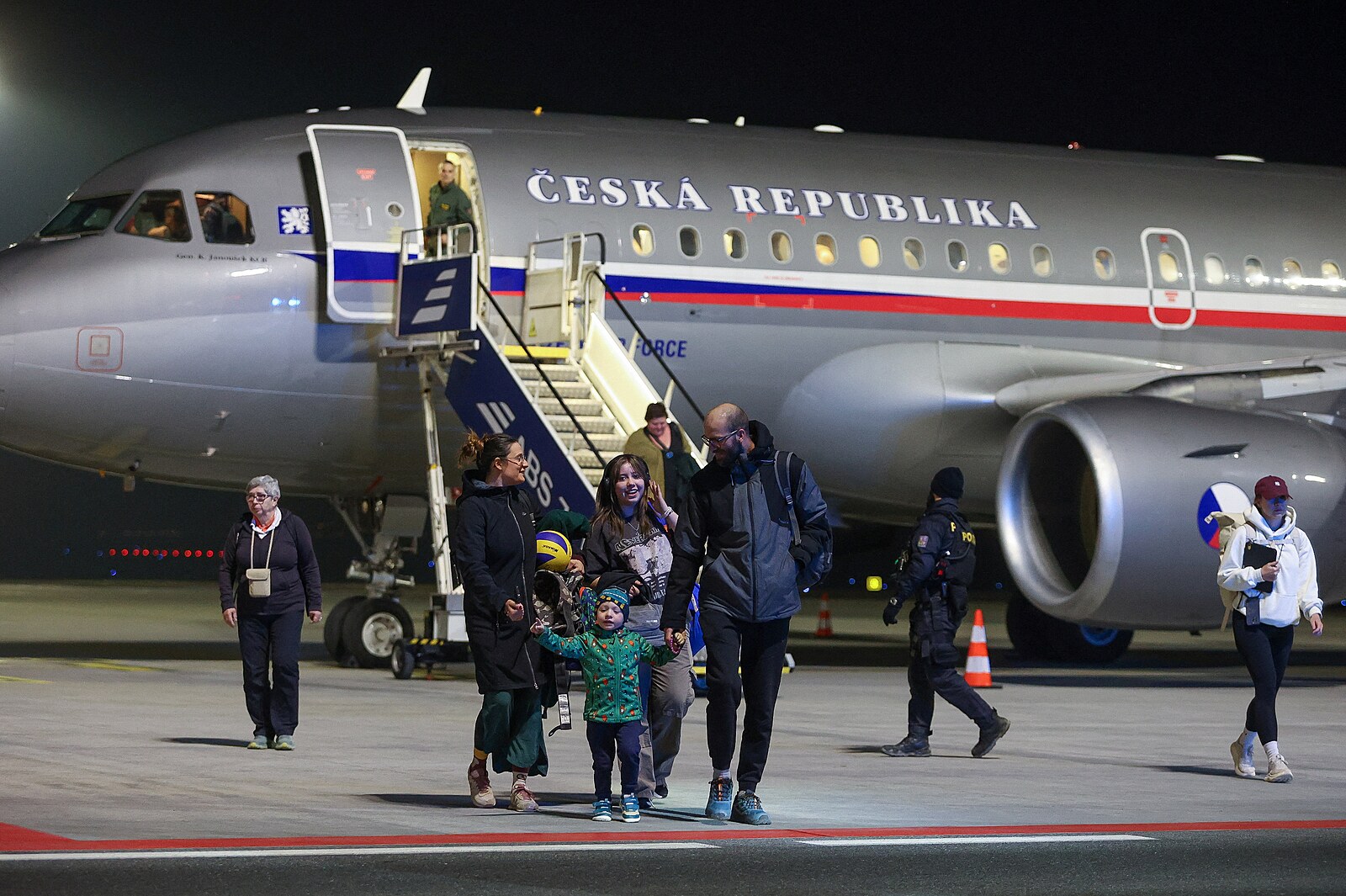 V Praze přistál první armádní speciál s Čechy, kteří uvázli na Blízkém východě