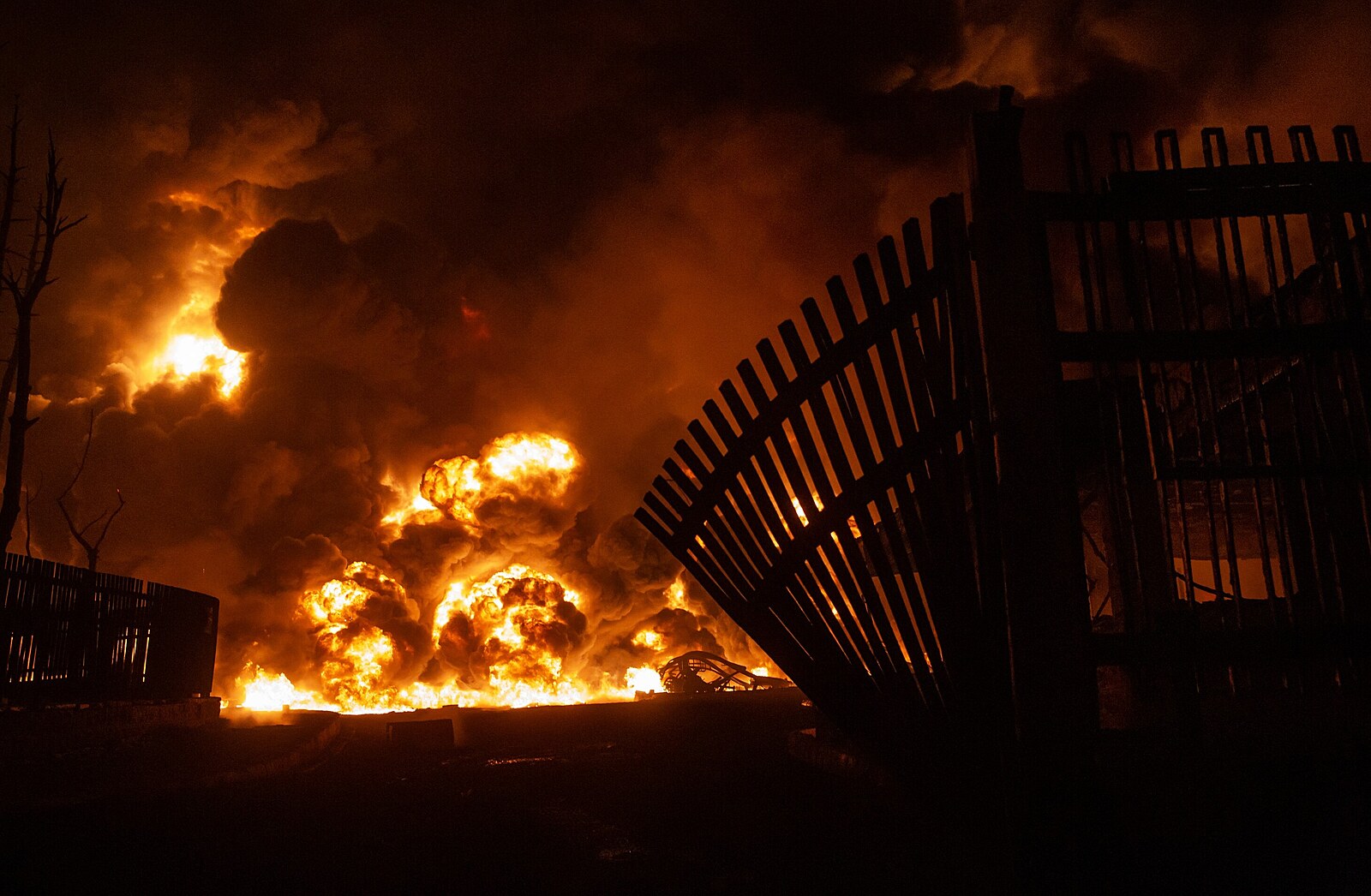 Teheránem otřásly výbuchy, padá černý déšť. USA a Izrael útočily na ropné sklady
