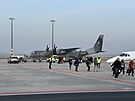 Krátce p�ed p�l osmou ráno p�istál v Praze vládní letoun CASA s �eskými ob�any...