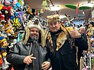 Turista z Kostariky s �epicí z vlka spolu s majitelem kultovního obchodu...