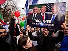 �len íránské komunity dr�í plakát na demonstraci p�ed íránskou ambasádou v...