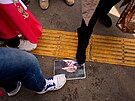 �lenové íránské komunity �lapou na portrét zesnulého íránského nejvy��ího v�dce...