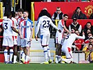 Maxence Lacroix z Crystal Palace slaví se spoluhrá�i gól proti Manchesteru...