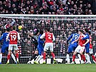 Hrá�i Arsenalu dávají gól v zápase s Chelsea.
