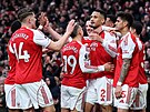 Hrá�i Arsenalu slaví gól v zápase s Chelsea.
