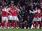 Hrá�i Arsenalu slaví gól v zápase s Chelsea.