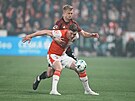 Slávista Luká� Provod si kryje mí� p�ed Jaroslavem Zeleným ze Sparty.