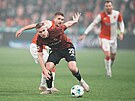 Sivert Mannsverk ze Sparty kontroluje mí� v utkání se Slavií.