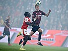 Jaroslav Zelený ze Sparty hlavi�kuje p�ed Youssouphou Sanyangem v utkání se...