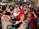 �íitské muslimské �eny reagují p�i shromá�d�ní v �rínagaru v indickém Ka�míru...