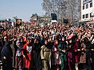 �íitské muslimské �eny reagují p�i shromá�d�ní v �rínagaru v indickém Ka�míru...