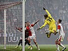 Slávistický gólman Jakub Markovi� b�hem derby se Spartou, do kterého nasko�il...