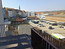 Místo stávajícího pozemního parkovi�t� za halou má brzy vyr�st parkovací d�m...