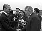 �eskoslovenský prezident Antonín Novotný (vpravo) vítá íránského �áha Muhammada...