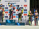 Ceremoniál po vytrvalostním závod� �en ve finském Kontiolahti.