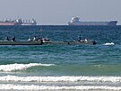 Rybá�ské lod� v pop�edí ropných tanker� nedaleko Hormuzského pr�livu.