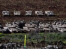 Izraelská vojenská vozidla stojí na izraelské stran� hranice s Libanonem. (6....