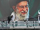 I p�es pokra�ující útoky d�lníci instalují billboard s portrétem zesnulého...