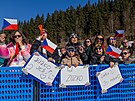 Fanou�ci podporují snowboardistku Zuzanu Mad�rovou p�i závod� Sv�tového poháru...