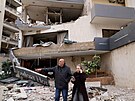 Lidé v libanonském Bejrútu stojí p�ed hotelem, který zasáhla izraelská raketa....