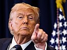 Americký prezident Donald Trump na tiskové konferenci ve svém klubu v Doralu na...