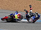 Filip Sala� v pádu p�i závod� Moto2 v Thajsku.