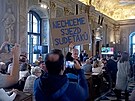 V Brn� na jednání zastupitel� protestuje skupina lidí s transparenty proti...