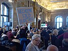 Asi t�i desítky lidí p�i�ly na jednání brn�nského zastupitelstva protestovat...