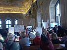 Asi t�i desítky lidí p�i�ly na jednání brn�nského zastupitelstva protestovat...