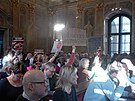 Asi t�i desítky lidí p�i�ly na jednání brn�nského zastupitelstva protestovat...