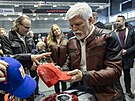 Prezident Petr Pavel se na Motosalonu podepisoval svým fanou�k�m.