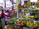 Hlavní m�sto Port Louis nabízí �ivé trhy plné v�ní a barev. Turisté tu...