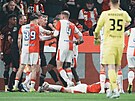 David Jurásek a David Zima (Slavia) diskutují s hlavním rozhod�ím.