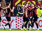 Patrik Vydra slaví se spoluhrá�i úvodní gól zápasu proti Slavii.