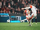 Tomá� Chorý (Slavia) zahrává pokutový kop v 57. minut� utkání proti Spart�.