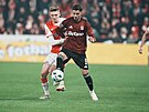 Spar�anský úto�ník Albion Rrahmani brán�ný �t�pánem Chaloupkem ze Slavie.