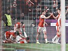 Tomá� Chorý slaví se spoluhrá�i druhý gól v zápase proti Spart�.