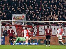 Tomá� Chorý prom��uje penaltu v 57. minut�.