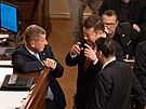 Premiér Andrej Babi� hovo�í v Poslanecké sn�movn� s p�edsedou strany SPD Tomiem...