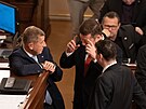 Premiér Andrej Babi� hovo�í v Poslanecké sn�movn� s p�edsedou strany SPD Tomiem...