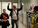 Lidé p�ilétají na mezinárodní leti�t� ve Frankfurtu nad Mohanem v N�mecku poté,...