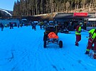 Záchraná�i zasahovali u srá�ky ly�a�e a snowboardistky ve �pindlerov� Mlýn�....